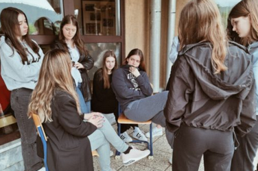Med platnicami živih knjig